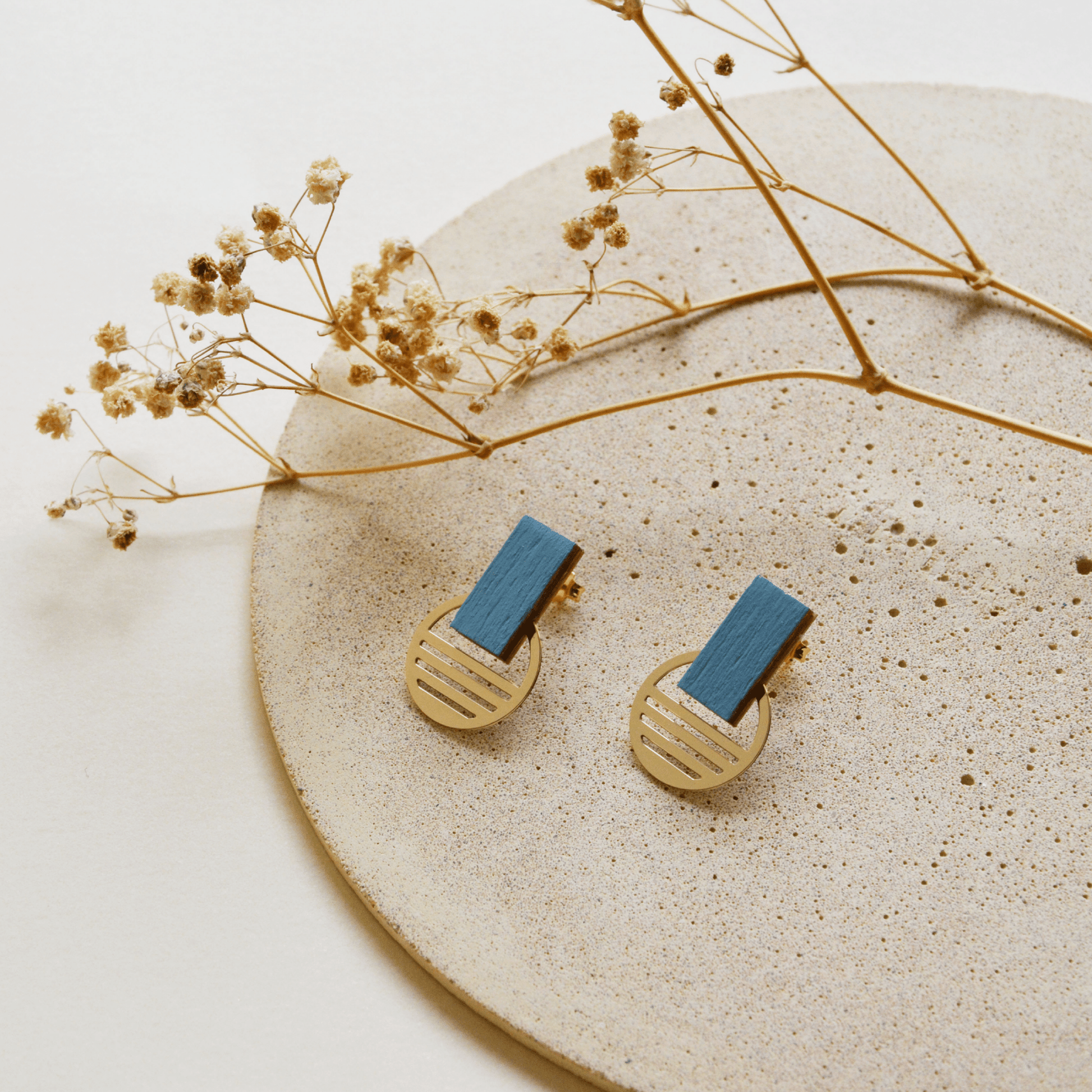 Orecchini legno e ottone collezione Mare colore Ash Blue - ErnestoShop Concept Store