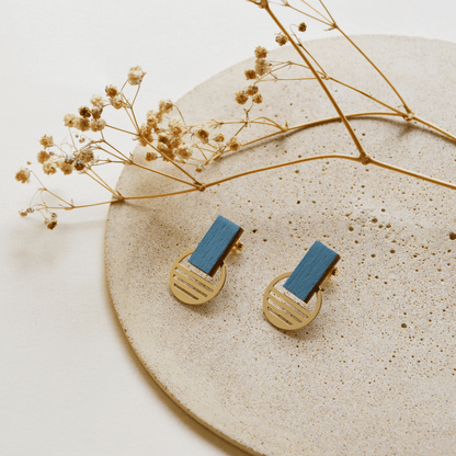 Orecchini legno e ottone collezione Mare colore Ash Blue - ErnestoShop Concept Store