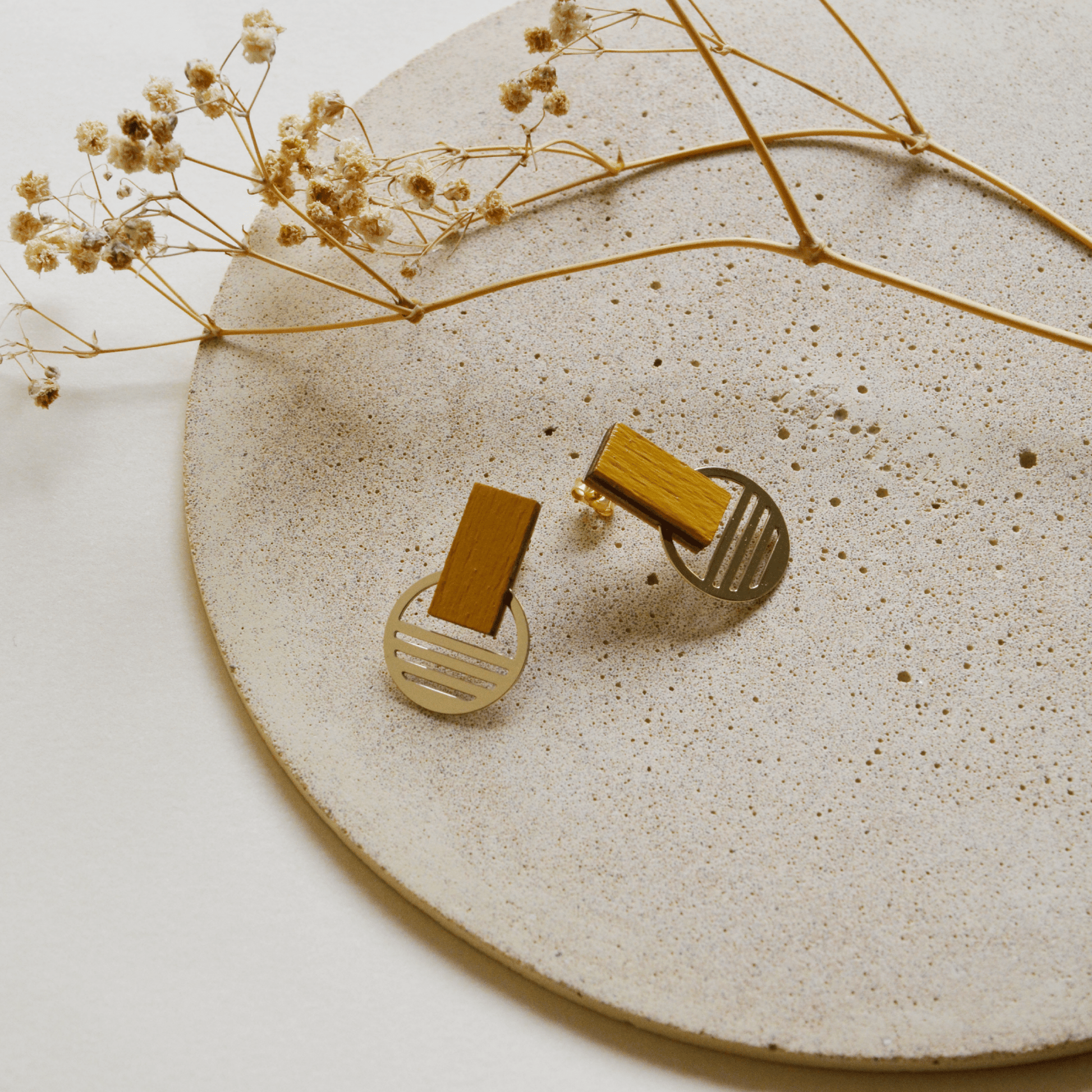 Orecchini legno e ottone collezione Mare colore Mustard - ErnestoShop Concept Store