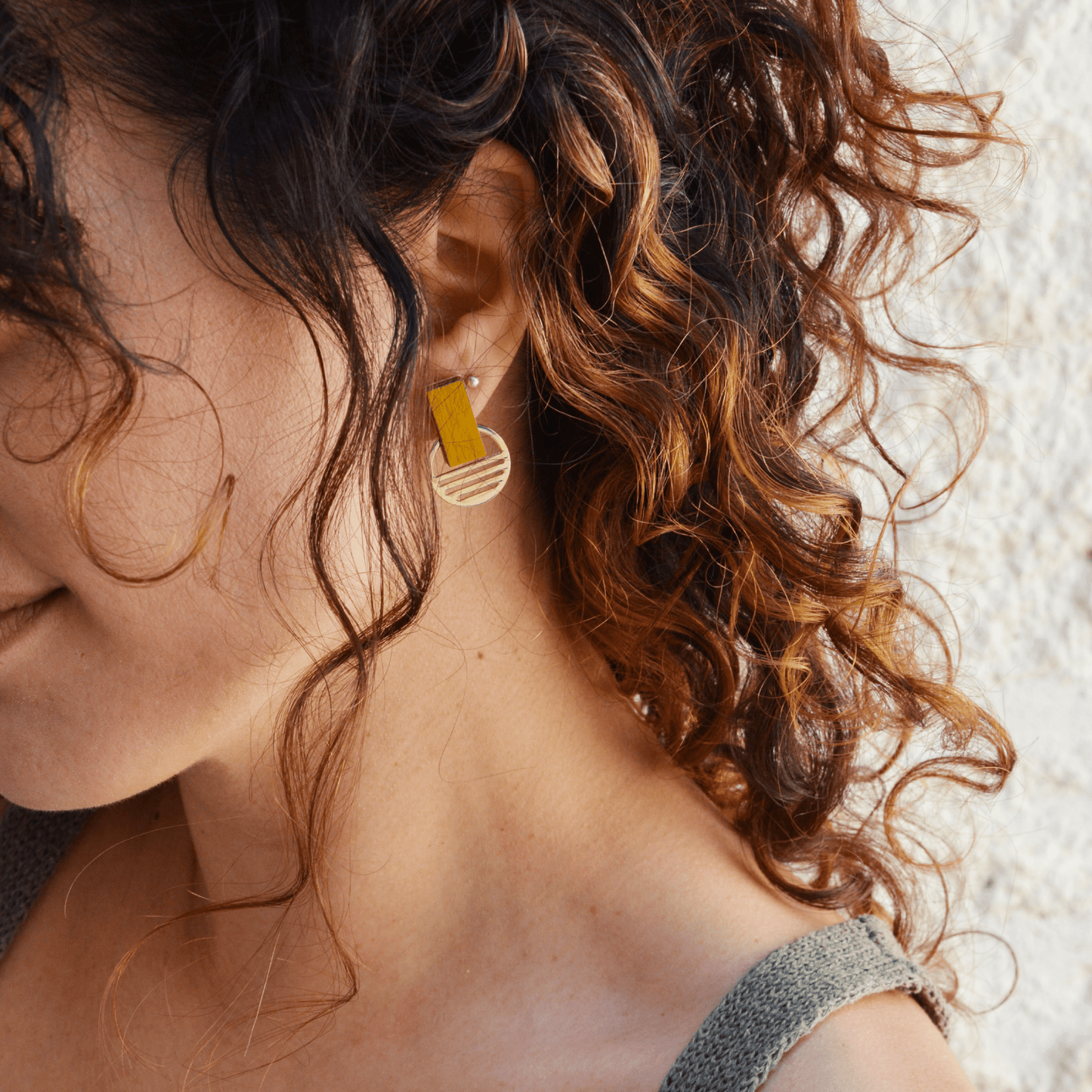 Orecchini legno e ottone collezione Mare colore Mustard - ErnestoShop Concept Store