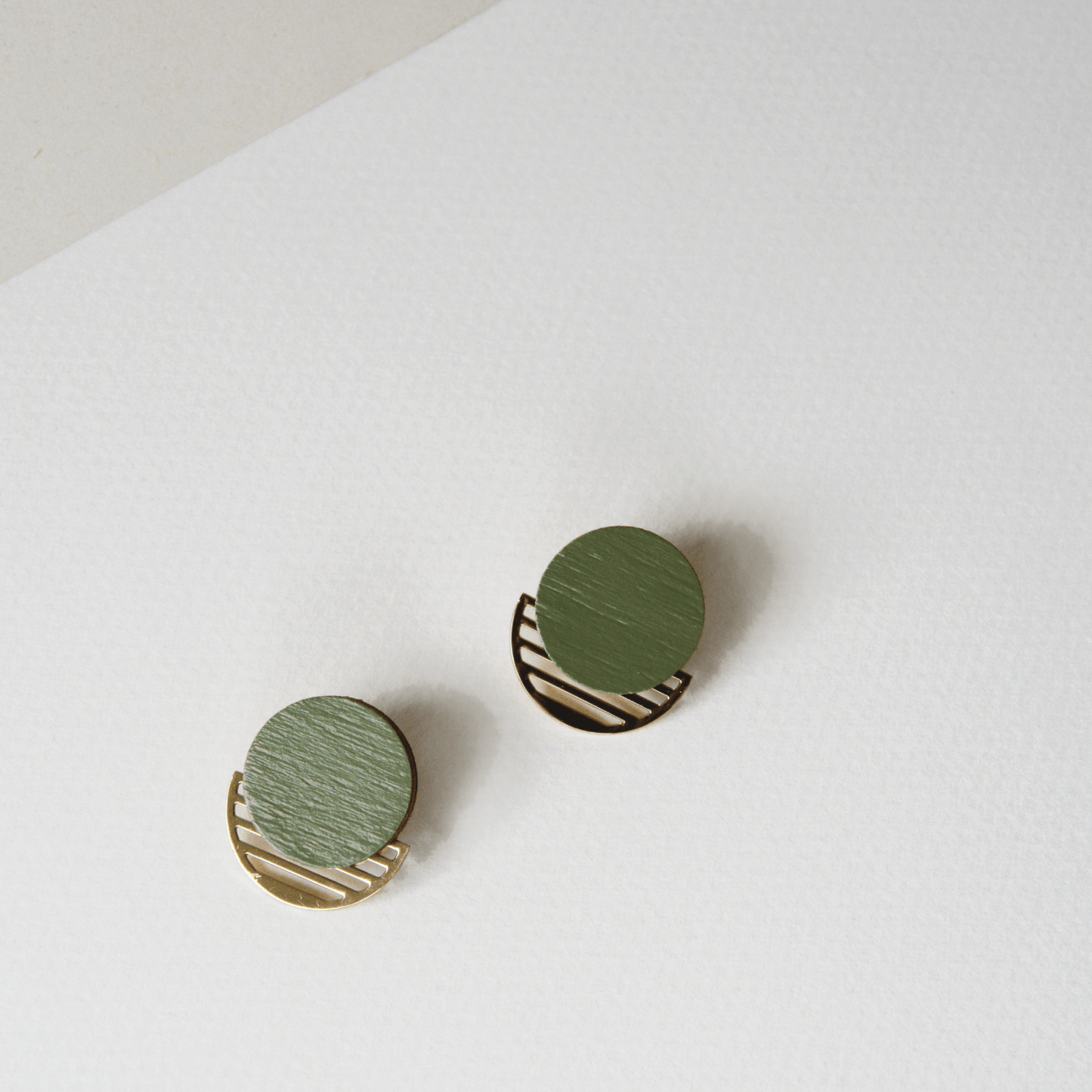 Orecchini legno e ottone collezione Mare colore Olive - ErnestoShop Concept Store